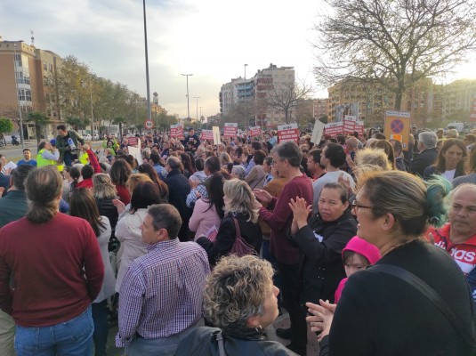 Las familias de Assido se manifiestan para desbloquear la construcción de su centro en Murcia