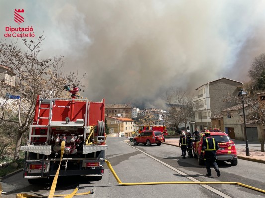  El incendio de Villanueva de Viver afecta ya a 4.300 hectáreas en un perímetro de 50 kilómetros