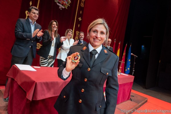 Isabel Capel, la primera mujer en el cuerpo de bomberos, toma posesión de su plaza junto con 26 compañeros más 