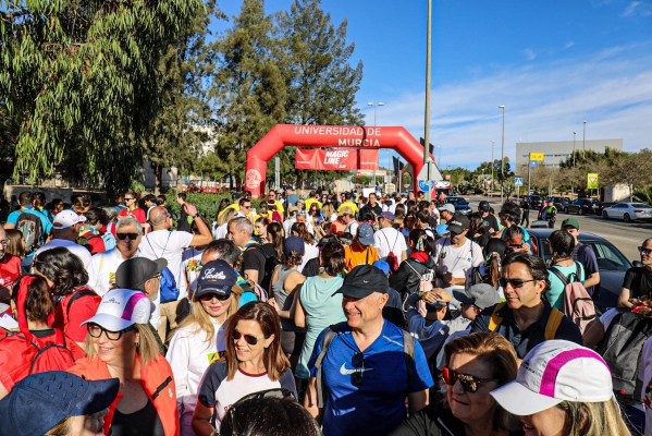 Más de mil personas participan a ritmo de batucada y charangas en la Magic Line de Murcia 