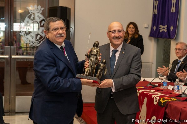 Francisco Ramón recibe su Premio como Procesionista del Año de Cartagena