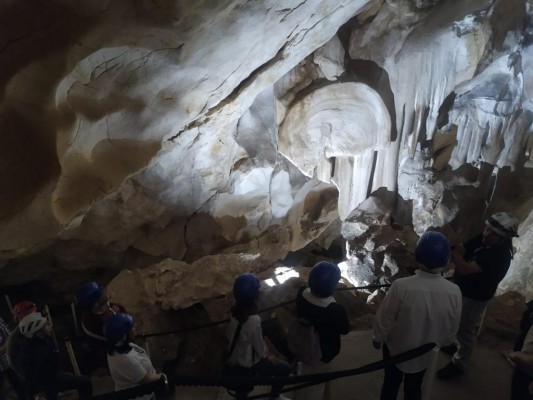 La Cueva del Puerto de Calasparra estrena 'luces mágicas' y una muestra única de minerales fluorescentes