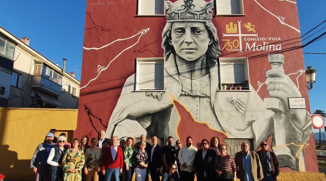  El artista molinense Amado Rodríguez pinta un mural conmemorativo de la villa en el Barrio de Fátima
