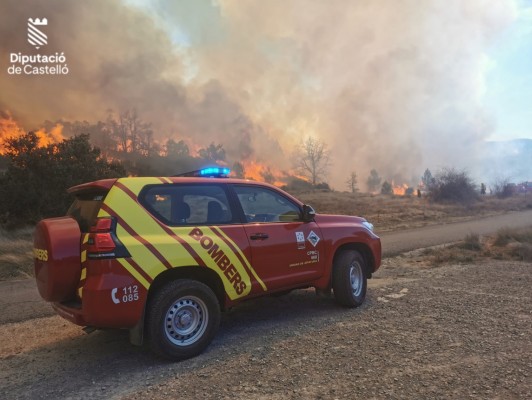 Una veintena de medios aéreos y 28 terrestres se incorporan a la extinción del fuego del Alto Mijares
