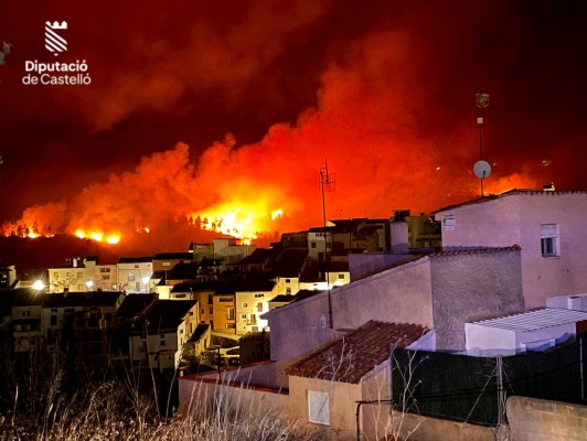 Una veintena de medios aéreos y 28 terrestres se incorporan a la extinción del fuego del Alto Mijares
