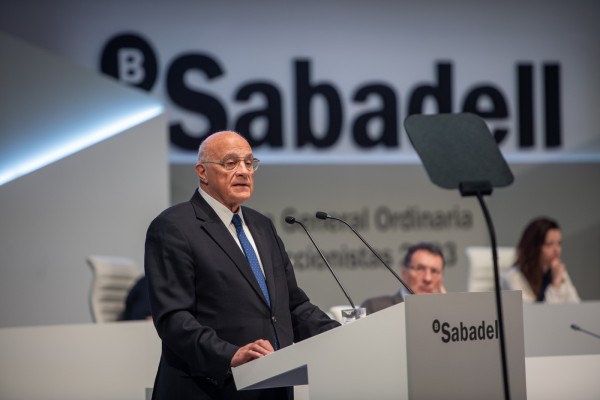 Cara y cruz de la junta del Sabadell: aplauso a los resultados, reproches por el cierre de oficinas
