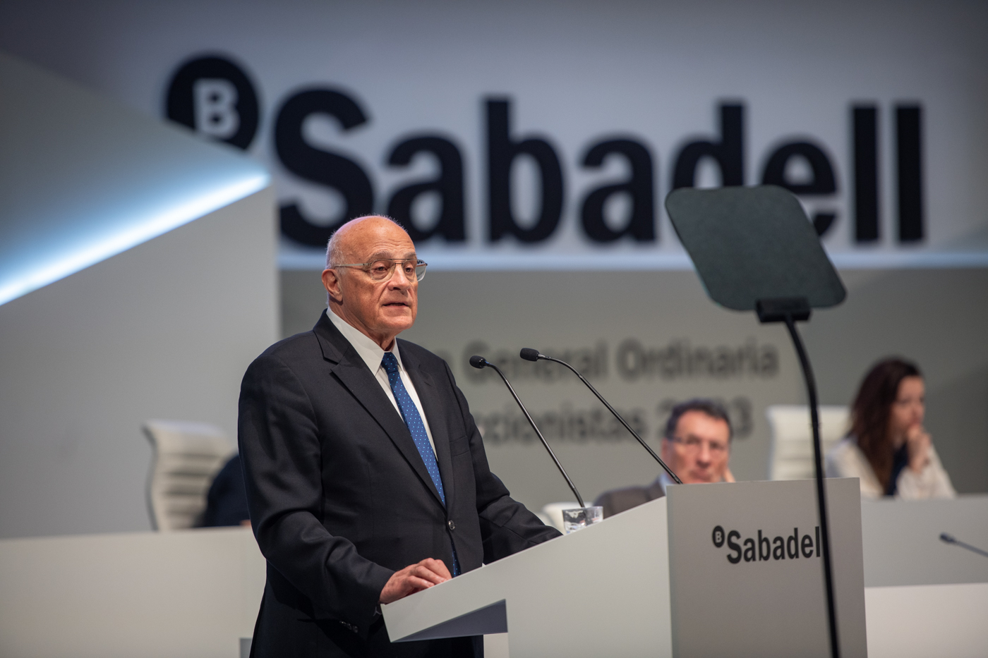 Cara y cruz de la junta del Sabadell: aplauso a los resultados, reproches por el cierre de oficinas