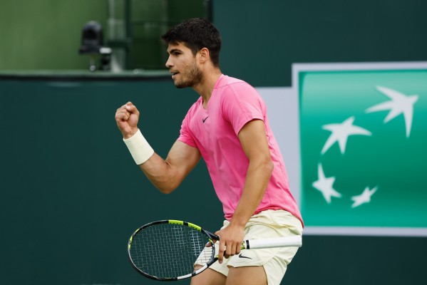 Alcaraz supera a Sinner y peleará ante Medvedev por ganar en Indian Wells y recuperar el número 1