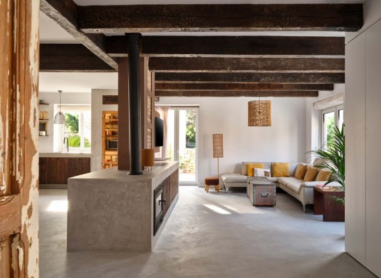 La casa de La Alberca que fue liberada: un solo tabique para dialogar en blanco, microcemento y madera