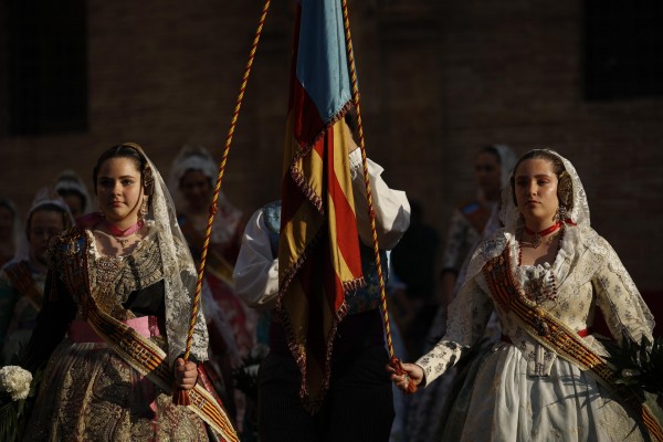 Los falleros empiezan a tejer el manto de la Virgen con claveles y margaritas
