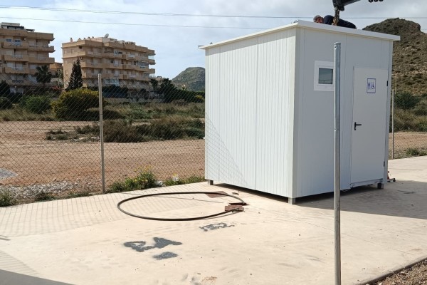 Instalan aseos públicos en la ubicación temporal del mercadillo de Cabo de Palos
