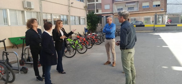Murcia comienza a instalar aparcabicis en colegios e institutos