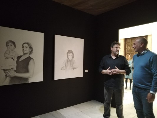 El artista Antonio Tapia reflexiona  en el Almudí sobre la enfermedad del olvido que sufrió su madre