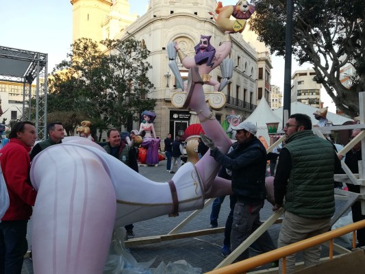 La 'plantà' dispara el ambiente festivo en las calles de Borriana y da el pistoletazo a las fallas 2023