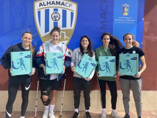 Las futbolistas del Alhama CF ElPozo aparecen en la colección de cromos de la Liga F