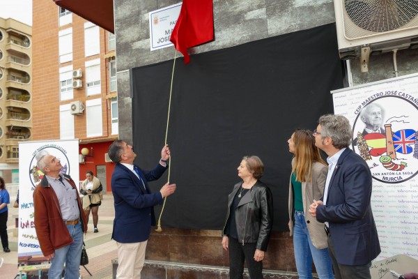 Homenaje al maestro José Castaño en Murcia: da nombre a un pasaje 
