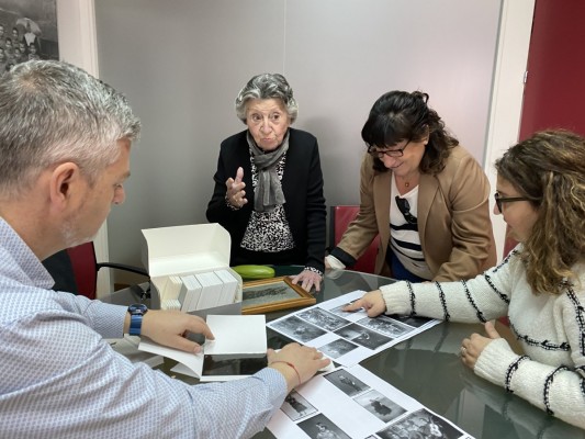 La 'Familia desconocida' del Archivo Regional ya tiene nombre: el azar y la pintura la llevaron hasta su abuela