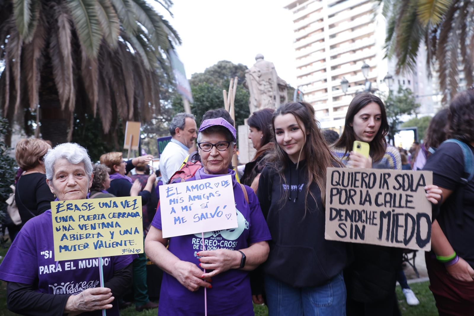 Una marea morada clama en València por la igualdad y los derechos de la mujer

