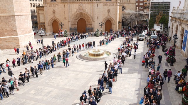 Largas colas para recoger el 'llibret', la cinta y la pulsera magdalenera en la plaza Mayor