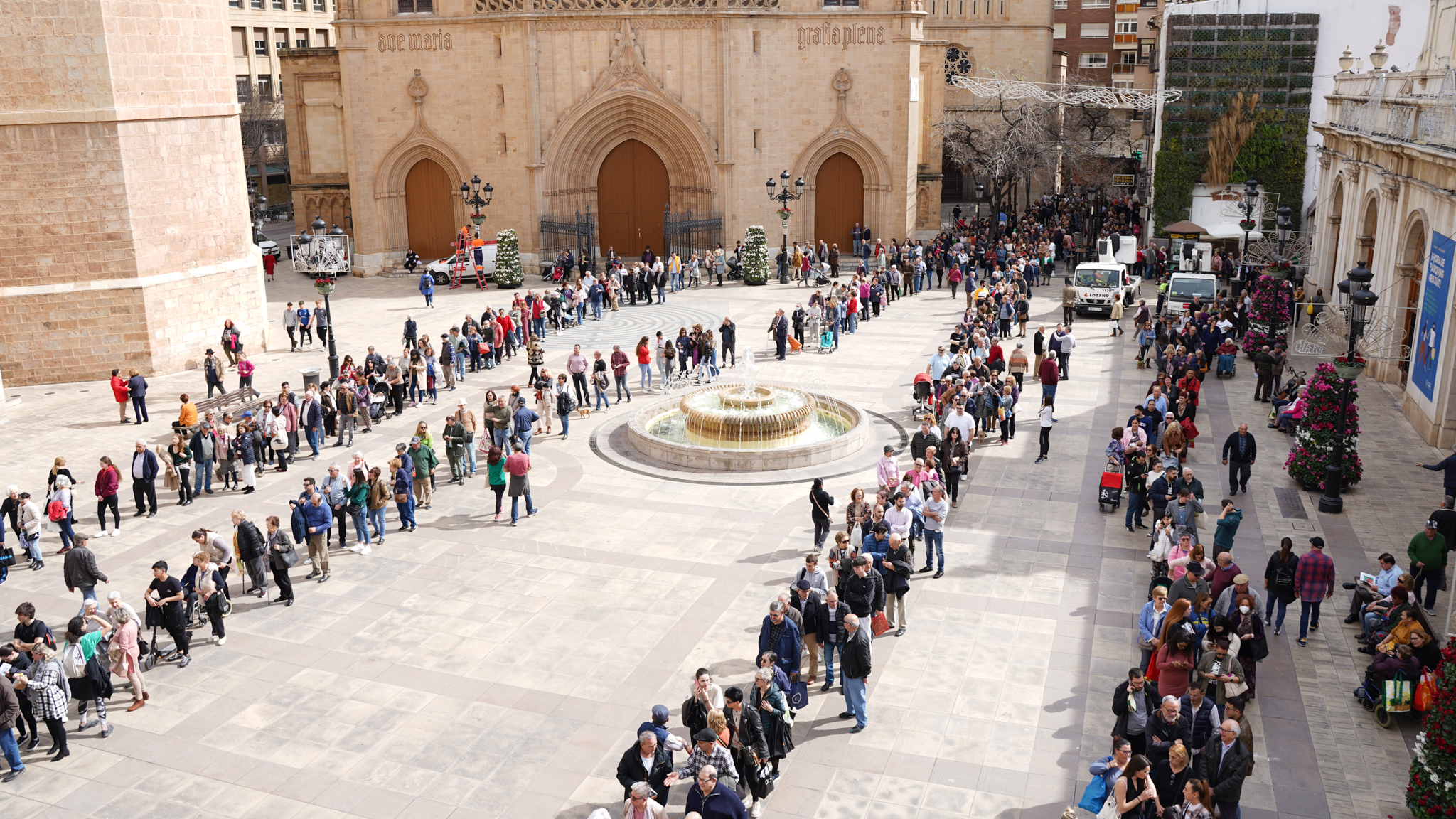 Largas colas para recoger el 'llibret', la cinta y la pulsera magdalenera en la plaza Mayor