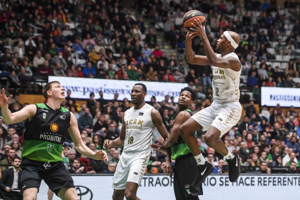Naufragio en Badalona: un pobre UCAM CB es arrollado por el Joventut en su vuelta a la Liga 