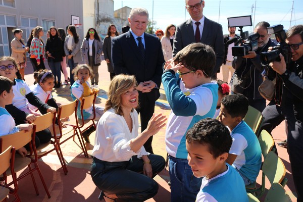 La ministra de Educación vuelve a visitar el colegio Rodríguez de la Fuente de Los Nietos 