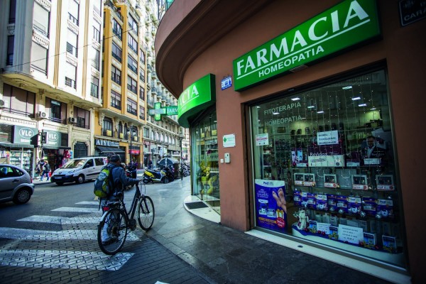 La asociación contra las pseudoterapias celebra el fin del Máster de Homeopatía, pero denuncia a otros 56 médicos