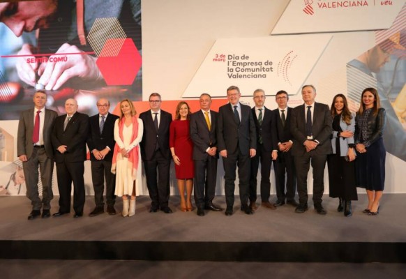 Puig agasaja al empresario (y saca pecho): 