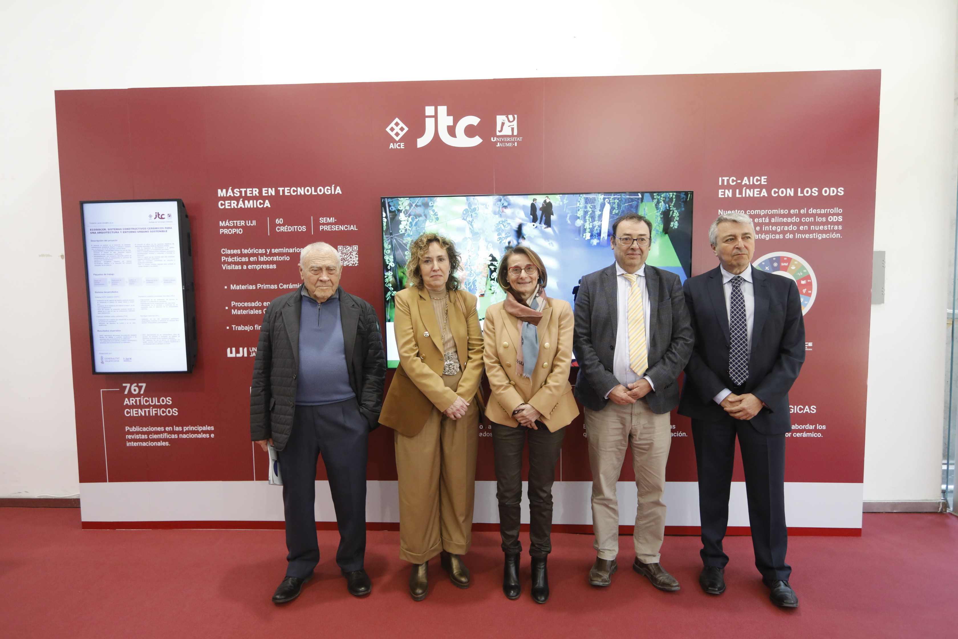 La rectora de la UJI, Eva Alcón, visita Cevisama 