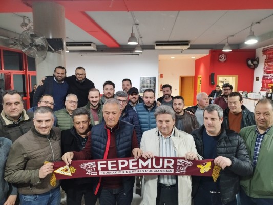 Moreno les dice a los peñistas del Murcia que 