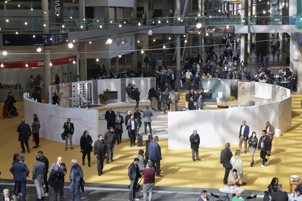 Stands con buen ambiente y actividad comercial en una Cevisama que quiere volver por sus fueros