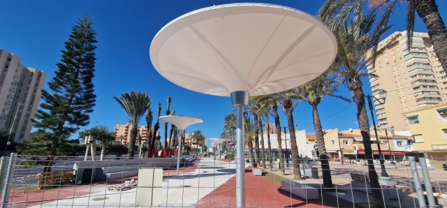 La renovación de la Plaza Bohemia estará lista antes de Semana Santa, aunque sus 'árboles artificiales' no gustan a todos