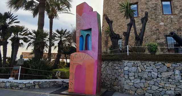Gabarrón llena de arte y color el paseo marítimo de Puerto Banús con sus siete 'Torres de la Alhambra' 