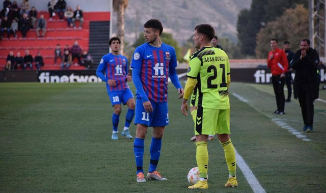 El entrenador del Sabadell se disculpa por su salida de tono sobre el Eldense y los árbitros 