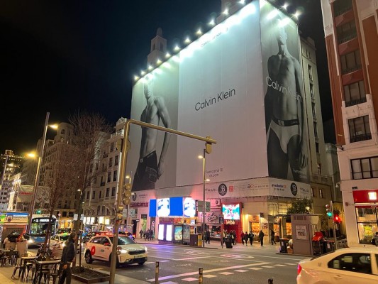 Alcaraz, Capitán América, se hace gigante en la Gran Vía de Madrid y espera el bus en Barcelona 