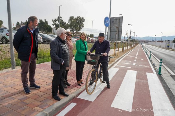 La rotonda que da acceso a la UCAM y el carril bici hasta Nueva Cartagena ya están operativos