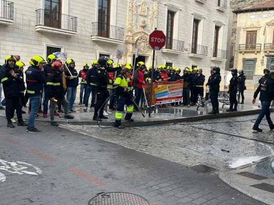 Bomberos protestan ante el Consell contra la nueva Unidad de Emergencias
