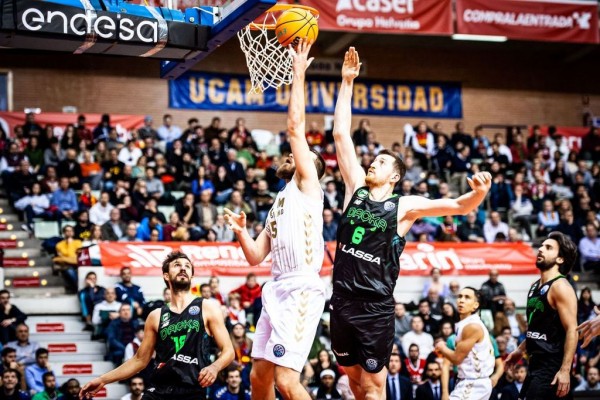El UCAM CB, guiado en ataque por McFadden y Anderson, sigue firme como local en Europa