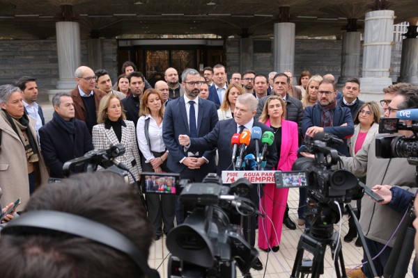 Vélez, arropado por alcaldes en la Asamblea, vuelve a desafiar a Miras a un cara a cara sobre agua