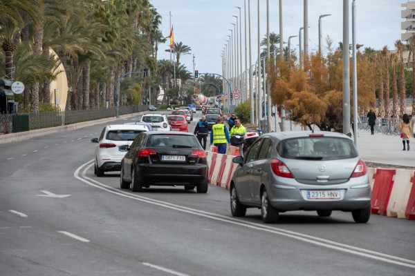 Alicante aplica las restricciones en el frente marítimo de La Explanada sin colapso de tráfico  
