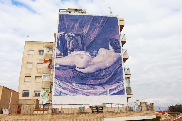 La artista Priscila Ramal realiza un gran mural de 'La Venus del espejo' de Velázquez en Las Torres de Cotillas