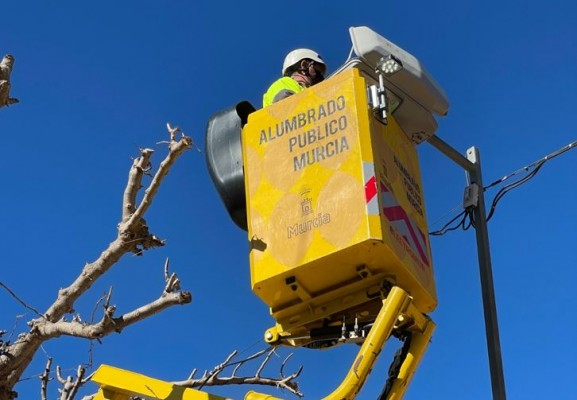 El cambio de alumbrado en Santiago y Zaraiche, Zarandona y Barqueros ahorrará 18.000 euros 