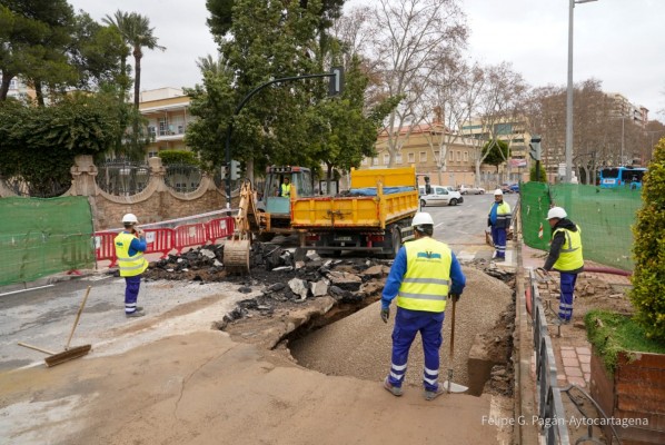 Sigue cortado al tráfico Alfonso XIII para arreglar la rotura de una conducción de agua