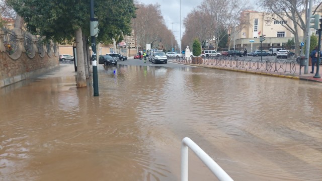 La rotura de una conducción de agua inunda el tramo entre Alfonso XIII y Plaza de España