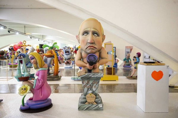 La sátira política domina un año más una Exposició del Ninot con incorporaciones de Putin y la guerra