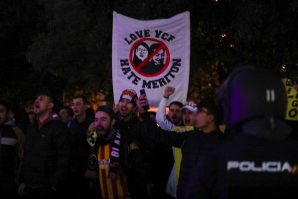 Aficionados del Valencia CF protestan contra Meriton en las oficinas del club