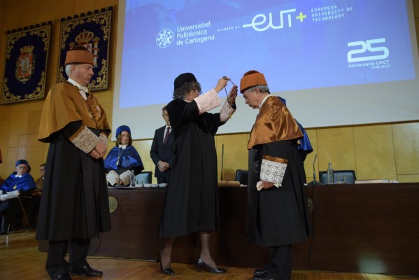 La UPCT inviste a su decimoquinto doctor honoris causa, el teniente general Rubén García Servert
