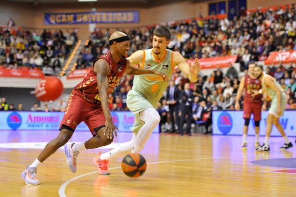 El homenaje del UCAM CB a José Luis Mendoza se lo lleva un Baskonia superior