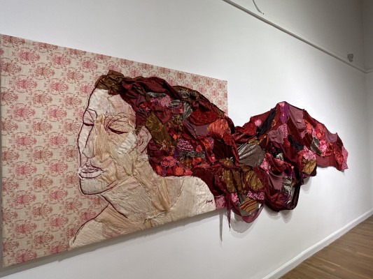 Silvia Viñao borda un mundo de sugerencias aunando arte textil y pintura: expone 'Alquimias' en el Almudí