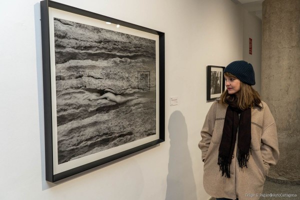 La fusión de cuerpos desnudos y naturaleza en la fotografía de Rocío Kunst viaja a Cartagena